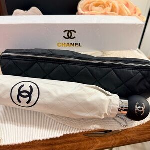 CHANEL (GWP/Novelty) White/Black Camellia Umbrella PLUS carrying Crossbody pouch